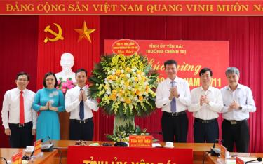 Provincial Party Committee and Chairman of the People’s Committee of Yen Bai Province, Tran Huy Tuan, and provincial leaders presented flowers to Yen Bai Political School.