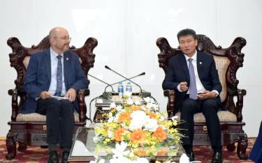 Tran Huy Tuan, Secretary of the Provincial Party Committee, and Ambassador Thomas Gass discuss Yen Bai’s socio-economic status.