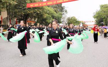 Hoạt động trình diễn đường phố năm nay sẽ có sự tham gia của 14 khối trình diễn đến từ các xã, phường trên địa bàn thị xã Nghĩa Lộ