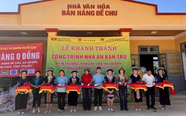 Các đại biểu cắt băng khánh thành công trình nhà ăn bán trú tại điểm trường Háng Đề Chu, xã Hồ Bốn.