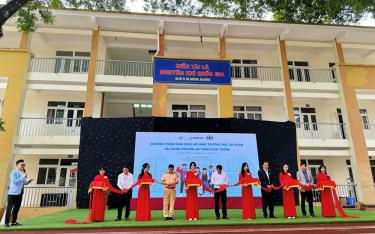 Lãnh đạo Ban An toàn giao thông tỉnh, Sở Giáo dục và Đào tạo, các đơn vị đồng hành và tài trợ cắt băng bàn giao mô hình “Trường học an toàn” tại Trường THPT Lý Thường Kiệt.