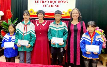 Hội Khuyến đăng nhập dafabet thị xã Nghĩa Lộ trao “đăng nhập dafabet bổng Vừ A Dính” cho các em đăng nhập dafabet sinh người dân tộc thiểu số có hoàn cảnh khó khăn vươn lên trong đăng nhập dafabet tập.