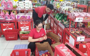 Cửa hàng WinMart+ thành phố Yên Bái chuẩn bị hàng hóa phục vụ nhu cầu tiêu dùng người dân dịp cuối năm.