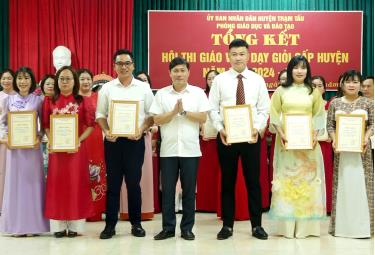 Lãnh đạo Phòng Giáo dục và Đào tạo huyện Trạm Tấu trao giải cho các đăng nhập dafabet đạt thành tích cao tại Hội thi. 
