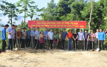 Lãnh đạo Ban Tuyên giáo Huyện ủy cùng các đảng viên khối Đảng, đoàn thể huyện và thị trấn Sơn Thịnh tham gia khởi công làm nhà cho hộ nghèo đặc biệt khó khăn tại thị trấn Sơn Thịnh.