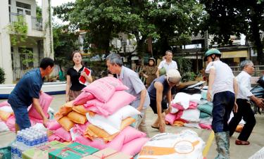 Phân bổ nguồn hàng cứu trợ cho người dân bị ảnh hưởng do bão lũ tại phường Nguyễn Phúc, thành phố Yên Bái.