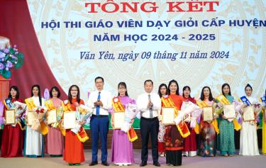 Ban tổ chức trao giải cho các giáo viên tại Hội thi