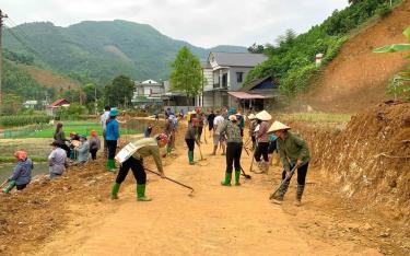 Nhân dân huyện Văn Yên chung sức làm đường nông thôn, góp phần xây dựng nông thôn mới.