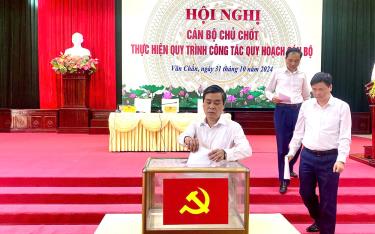 Ban Chấp hành Đảng bộ huyện Văn Chấn thực hiện quy trình công tác cán bộ chuẩn bị cho Đại hội Đảng bộ huyện lần thứ XXII, nhiệm kỳ 2025 - 2030.