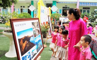 Trường Mầm non Bông Sen tạo cảnh quan, không gian xanh sạch đẹp, xây dựng môi trường giáo dục văn minh, dafabet com sinh phát triển toàn diện.