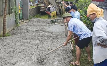 Ông Lường Đại Nghĩa (thứ 2, từ phải sang) - Phó Bí thư Chi bộ, Trưởng thôn - người có uy tín thôn Pá Xổm, xã Phù Nham, thị xã Nghĩa Lộ tham gia đổ bê tông đường thôn.