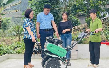 Chị Sin Thị Hương (ngoài cùng, bên trái) trao hỗ trợ máy cày cho người dân tộc thiểu số nghèo xã Hồng Ca.