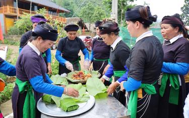 Đời sống vật chất, tinh thần của đồng bào DTTS ngày càng nâng cao. Trong ảnh: Bà con thôn Hạnh Phúc, xã Tân Hợp, huyện Văn Yên thi nấu ăn.