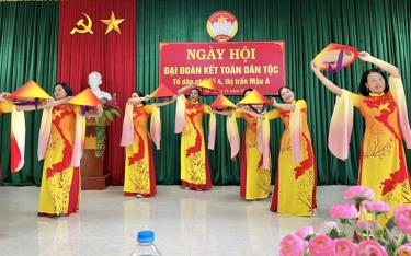 Tiết mục văn nghệ trong Ngày hội Đại đoàn kết của Tổ dân phố số 4, thị trấn Mậu A, huyện Văn Yên.
