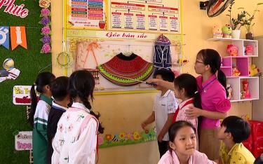 Cô giáo Nguyễn Thị Thu giới thiệu cho học sinh về trang phục dân tộc Mông.
