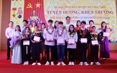 Lãnh đạo huyện Mù Cang Chải trao thưởng cho học sinh có thành tích xuất sắc trong năm học 2022 - 2023.