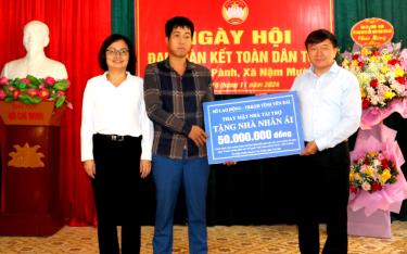 Đồng chí Giàng A Tông - Chủ tịch Ủy ban MTTQ Việt Nam tỉnh và lãnh đạo Sở Lao động, Thương binh và Xã dafabet dang nhap tỉnh trao nhà nhân ái cho hộ đặc biệt khó khăn ở thôn Háo Pành, xã Nậm Mười.