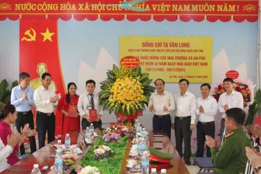 Đồng chí Tạ Văn Long - Phó Bí thư Thường trực Tỉnh ủy, Chủ tịch HĐND tỉnh cùng đoàn công tác tặng hoa chúc mừng các thầy cô giáo tại xã An Phú.