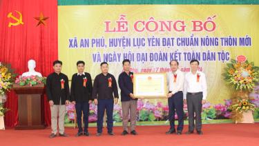 Đồng chí Tạ Văn Long - Phó Bí thư Thường trực Tỉnh ủy, Chủ tịch HĐND tỉnh trao bằng công nhận đạt chuẩn NTM cho xã An Phú.