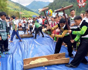 Đồng bào dân tộc Mông thi giã bánh dày trong Ngày hội Đại đoàn kết toàn dân tộc huyện Trạm Tấu năm 2023.
