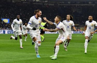 Adrien Rabiot (số 14) lập cú đúp đánh đầu trong trận Pháp thắng Italy 3-1 trên sân Giuseppe Meazza, Milan ngày 17/11.