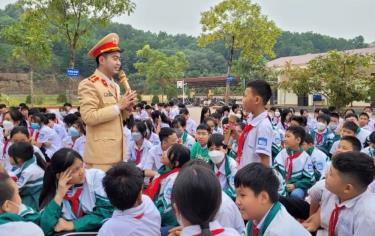 Tuyên truyền pháp luật về an toàn giao thông tại Trường Tiểu học và THCS Văn Phú, thành phố Yên Bái.