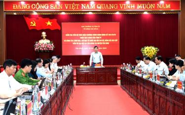 Đồng chí Phó Chủ tịch UBND tỉnh Ngô Hạnh Phúc kiểm tra việc khắc phục vùng bưởi Đại Minh.

