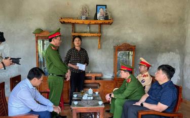 Lãnh đạo Ban An toàn giao thông tỉnh tăng hỏi, động viên tặng quà thân nhân gia đình ông Tạ Văn Sỹ, tổ 8, phường Nguyễn Thái Học, thành phố Yên Bái mất do tai nạn giao thông.