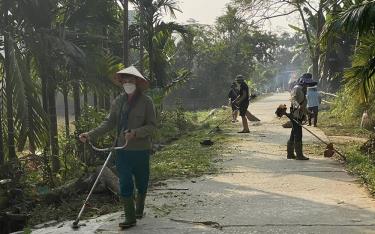 Hội viên nông dân xã Vĩnh Lạc, huyện Lục Yên tham gia vệ sinh môi trường, đường làng ngõ xóm.