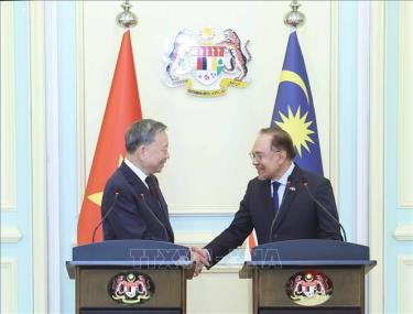 Tổng Bí thư Tô Lâm và Thủ tướng Malaysia Anwar Ibrahim tại buổi họp báo. 
