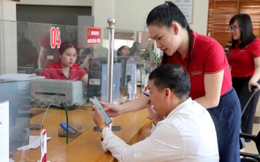 Cán bộ Agribank Văn Chấn hướng dẫn khách hàng trải nghiệm dafabet dang nhap dịch vụ thanh toán hiện đại, an toàn và thuận tiện của Agribank