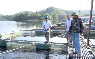 Chị Nguyễn Thị Hà (ngoài cùng bên trái) phát triển mô hình nuôi cá lồng trên hồ Thác Bà.