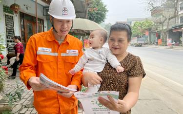 Cán bộ ngành điện Yên Bái tuyên truyền về an toàn điện và tiết kiệm điện đến từng người dân