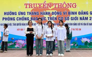 Ban tổ chức Hội thi trao giải cho đội đoạt giải Nhất