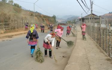 Thực hiện tiêu chí số 17, nhân dân xã Púng Luông, huyện Mù Cang Chải duy trì vệ sinh đường làng, ngõ xóm định kỳ.