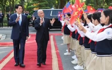 Thiếu nhi Thủ đô chào đón Quốc vương Campuchia Norodom Sihamoni thăm cấp Nhà nước tới Việt Nam.