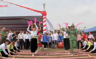 Vui múa sạp trong Ngày hội Đại đoàn kết ở xã Quy Mông, huyện Trấn Yên
