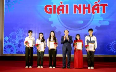 Mr. Ta Van Long - Standing Deputy Secretary of the Provincial Party Committee, Chairman of the Provincial People's Council, Secretary of the Party Committee, and Chairman of the Provincial Union of Scientific and Technical Associations, presenting the first prize to the outstanding authors and author groups of the contest