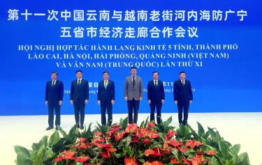 Vice Chairman of Yen Bai Provincial People's Committee, Ngo Hanh Phuc (far left), poses for a commemorative photo with Wang Hao, Vice Governor of Yunnan Province (China), and leaders from the provinces of Lao Cai, Hanoi, Hai Phong, and Quang Ninh