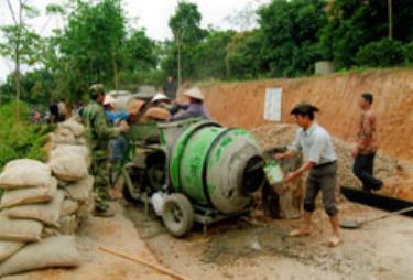 Nông dân xã thịnh Hưng (Yên Bình) bê tông hóa đường giao thông nông thôn.