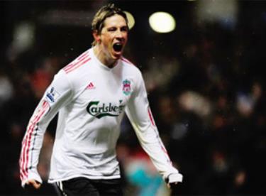 Torres ghi bàn thắng quý giá cho Liverpool ở phút bù giờ.