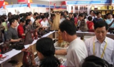 Gian hàng Việt Nam tại Hội chợ triển lãm ASEAN-TQ luôn đông nghịt khách.