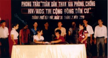 Ký cam kết phòng chống HIV/AIDS tại cộng đồng dân cư. (Ảnh: Quỳnh Nga)