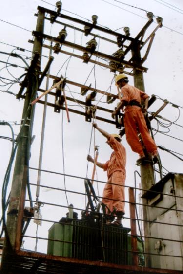 Công nhân ngành điện Yên Bái sửa chữa đường dây đảm bảo an toàn vận hành lưới điện. (Ảnh: Hà Linh)