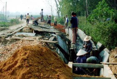 Nhân dân xã Nghĩa An tham gia kiên cố hóa kênh mương nội đồng.
