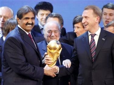 Sepp Blatter trao chiếc Cúp vàng tượng trưng cho hai đại diện nước chủ nhà World Cup 2018 và 2022.