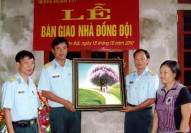 Lãnh đạo Tiểu đoàn Kỹ thuật Hàng không tặng quà gia đình đại úy Nguyễn Đình Thủ trong ngày khánh thành và bàn giao “Nhà đồng đội”.
