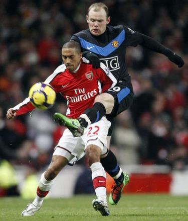 Pha tranh bóng giữa Wayne Rooney (phải, Man. United) và Gael Clichy (Arsenal) ở trận đấu mùa trước.