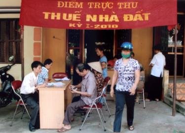 Nhân dân đến nộp thuế nhà đất kỳ II năm 2010.
(Ảnh: Quang Thiều)
