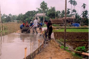 Bê tông hóa đường giao thông thôn Long Thành xã Tuy Lộc (thành phố Yên Bái).
